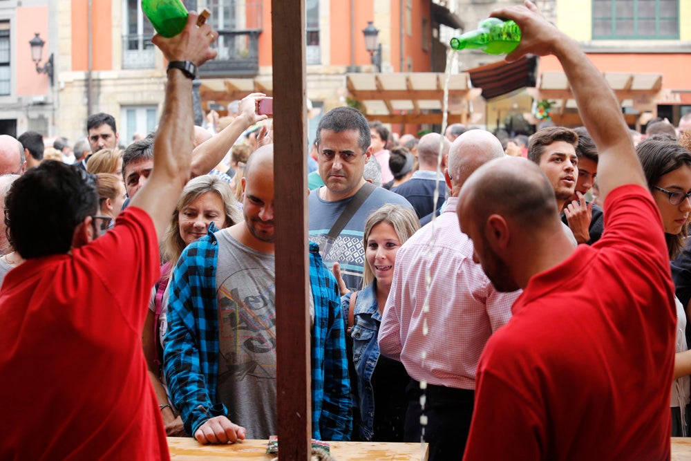 La Fiesta de la Sidra Natural se despide hasta el año que viene despachando cientos de botellas, premiando a los mejores llagareros