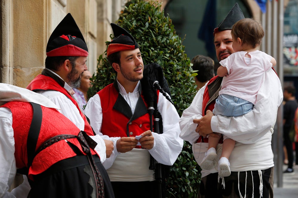 La Fiesta de la Sidra Natural se despide hasta el año que viene despachando cientos de botellas, premiando a los mejores llagareros