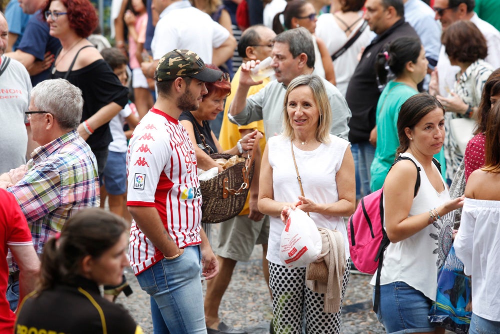 La Fiesta de la Sidra Natural se despide hasta el año que viene despachando cientos de botellas, premiando a los mejores llagareros