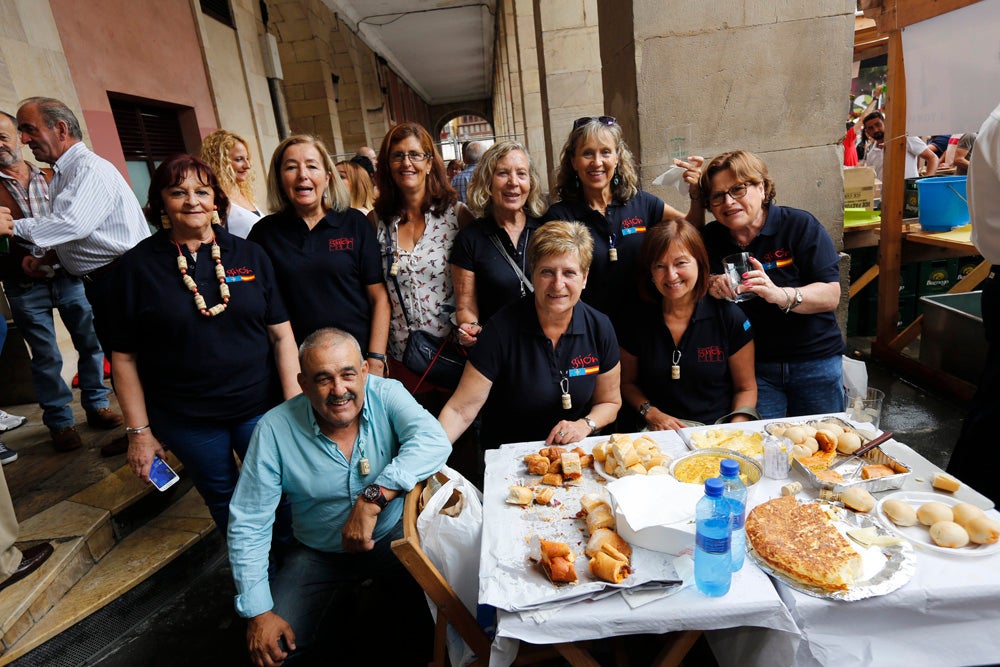 La Fiesta de la Sidra Natural se despide hasta el año que viene despachando cientos de botellas, premiando a los mejores llagareros