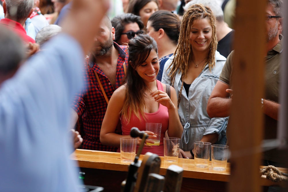 La Fiesta de la Sidra Natural se despide hasta el año que viene despachando cientos de botellas, premiando a los mejores llagareros