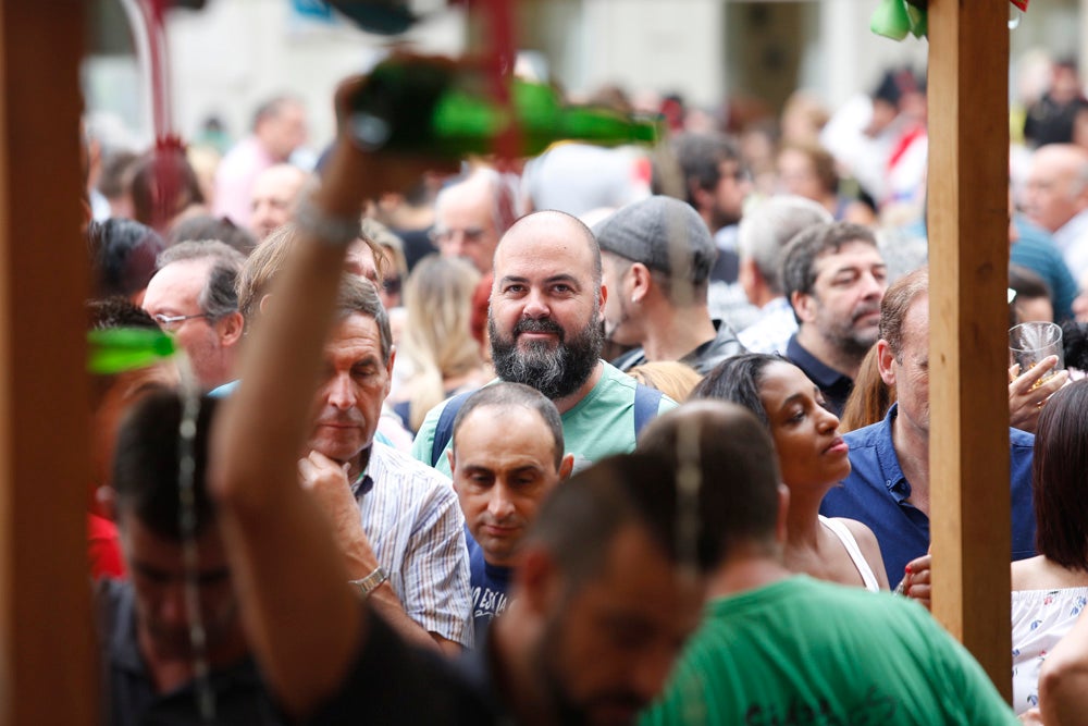 La Fiesta de la Sidra Natural se despide hasta el año que viene despachando cientos de botellas, premiando a los mejores llagareros