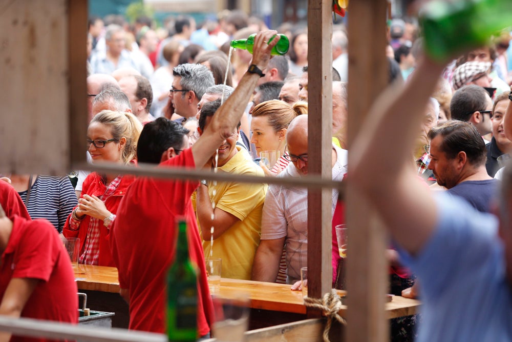 La Fiesta de la Sidra Natural se despide hasta el año que viene despachando cientos de botellas, premiando a los mejores llagareros