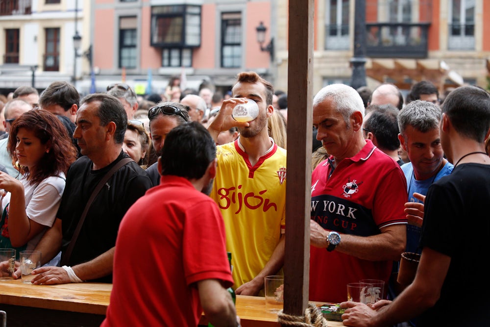 La Fiesta de la Sidra Natural se despide hasta el año que viene despachando cientos de botellas, premiando a los mejores llagareros