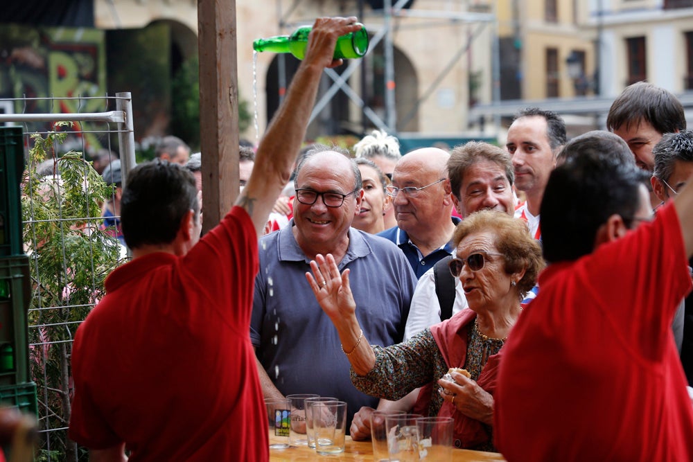 La Fiesta de la Sidra Natural se despide hasta el año que viene despachando cientos de botellas, premiando a los mejores llagareros