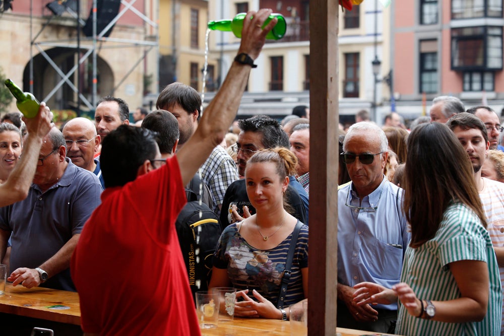 La Fiesta de la Sidra Natural se despide hasta el año que viene despachando cientos de botellas, premiando a los mejores llagareros