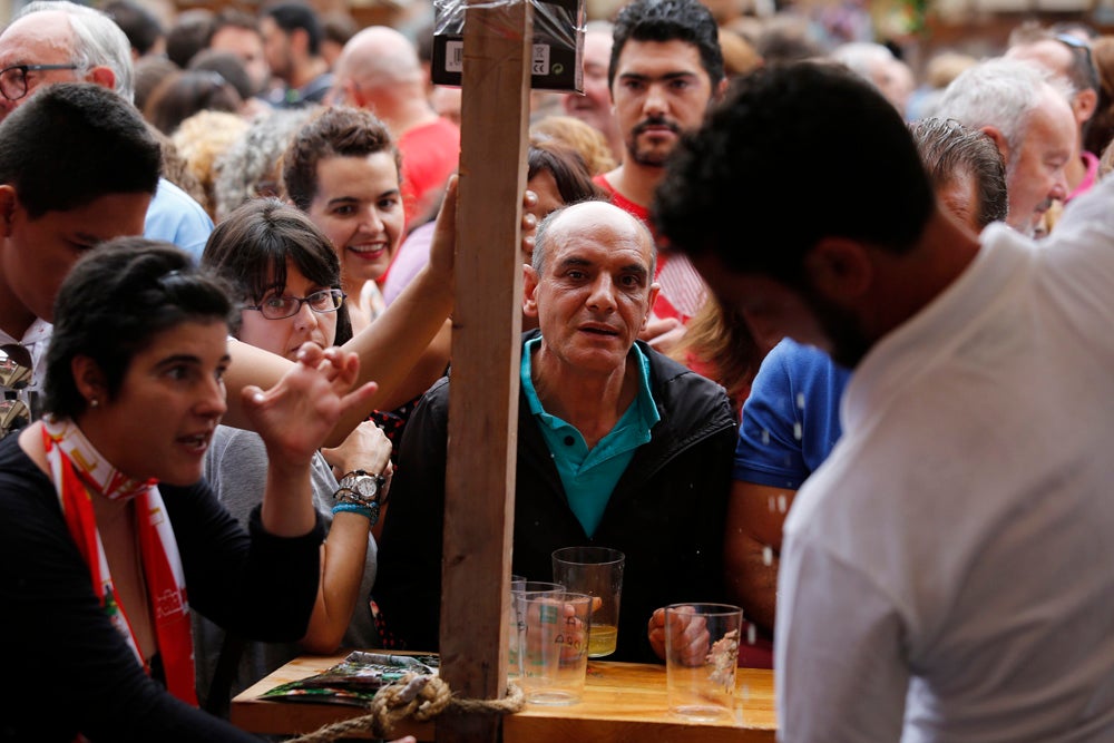 La Fiesta de la Sidra Natural se despide hasta el año que viene despachando cientos de botellas, premiando a los mejores llagareros