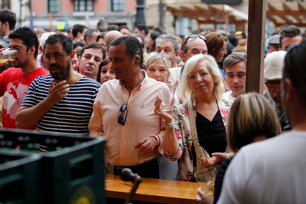 La Fiesta de la Sidra Natural se despide hasta el año que viene despachando cientos de botellas, premiando a los mejores llagareros