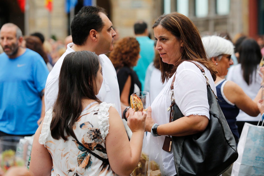 La Fiesta de la Sidra Natural se despide hasta el año que viene despachando cientos de botellas, premiando a los mejores llagareros