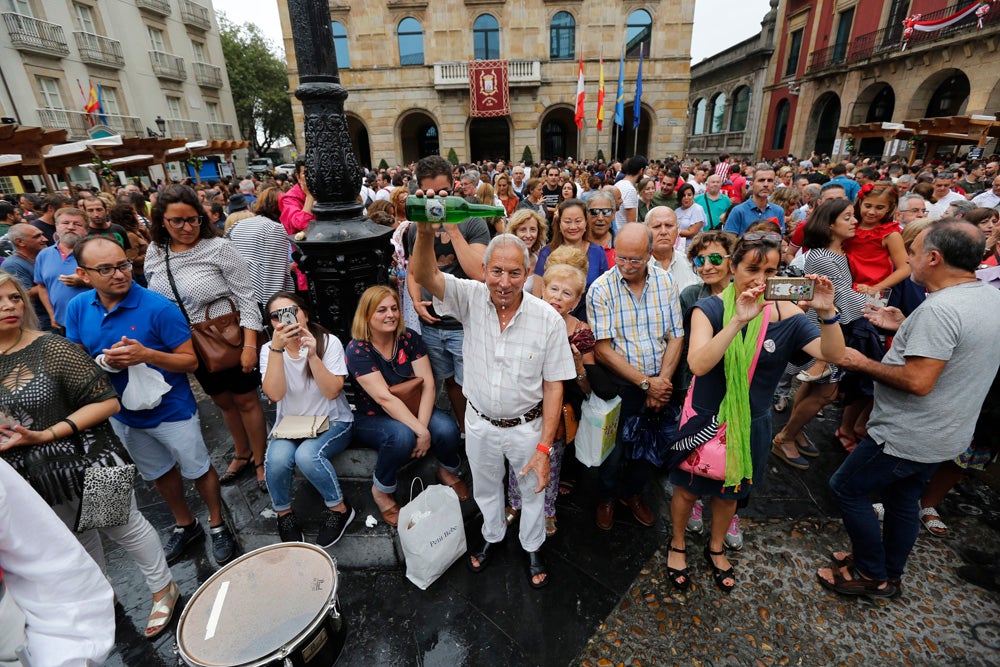 La Fiesta de la Sidra Natural se despide hasta el año que viene despachando cientos de botellas, premiando a los mejores llagareros