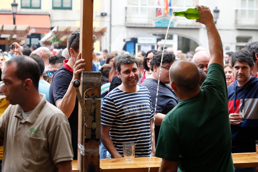 La Fiesta de la Sidra Natural se despide hasta el año que viene despachando cientos de botellas, premiando a los mejores llagareros