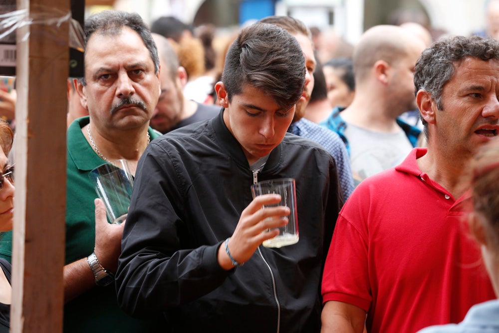 La Fiesta de la Sidra Natural se despide hasta el año que viene despachando cientos de botellas, premiando a los mejores llagareros