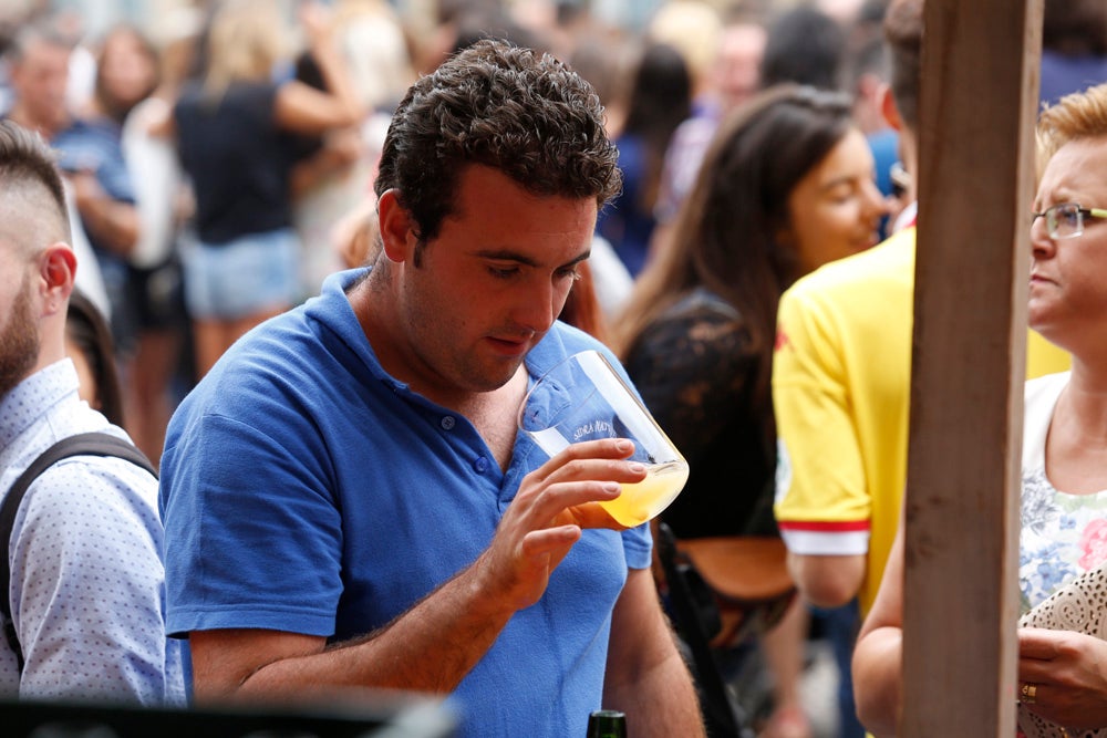 La Fiesta de la Sidra Natural se despide hasta el año que viene despachando cientos de botellas, premiando a los mejores llagareros