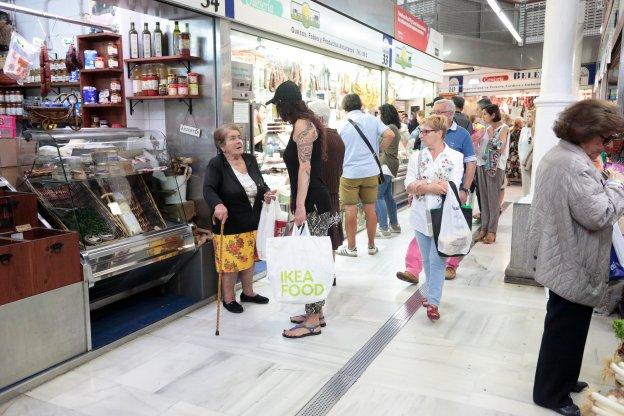 Varios clientes del Mercado del Sur, frente a los puestos situados en la planta baja. 