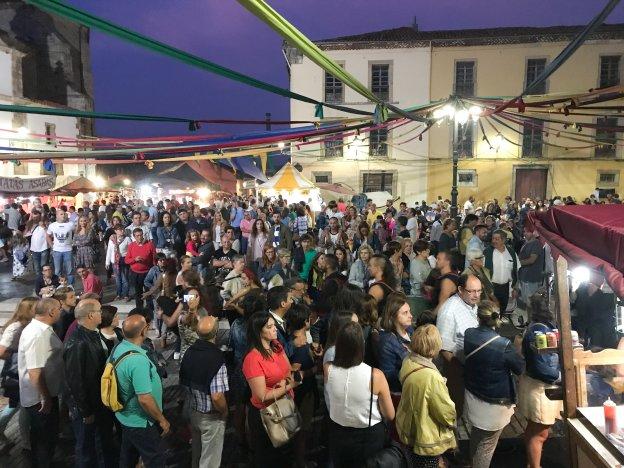 Imagen del Mercado Medieval en la noche del sábado en la plaza de Carlos Lobo. 