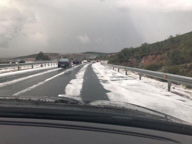 Tráfico lento en la autopista del Huerna debido a la granizada. 