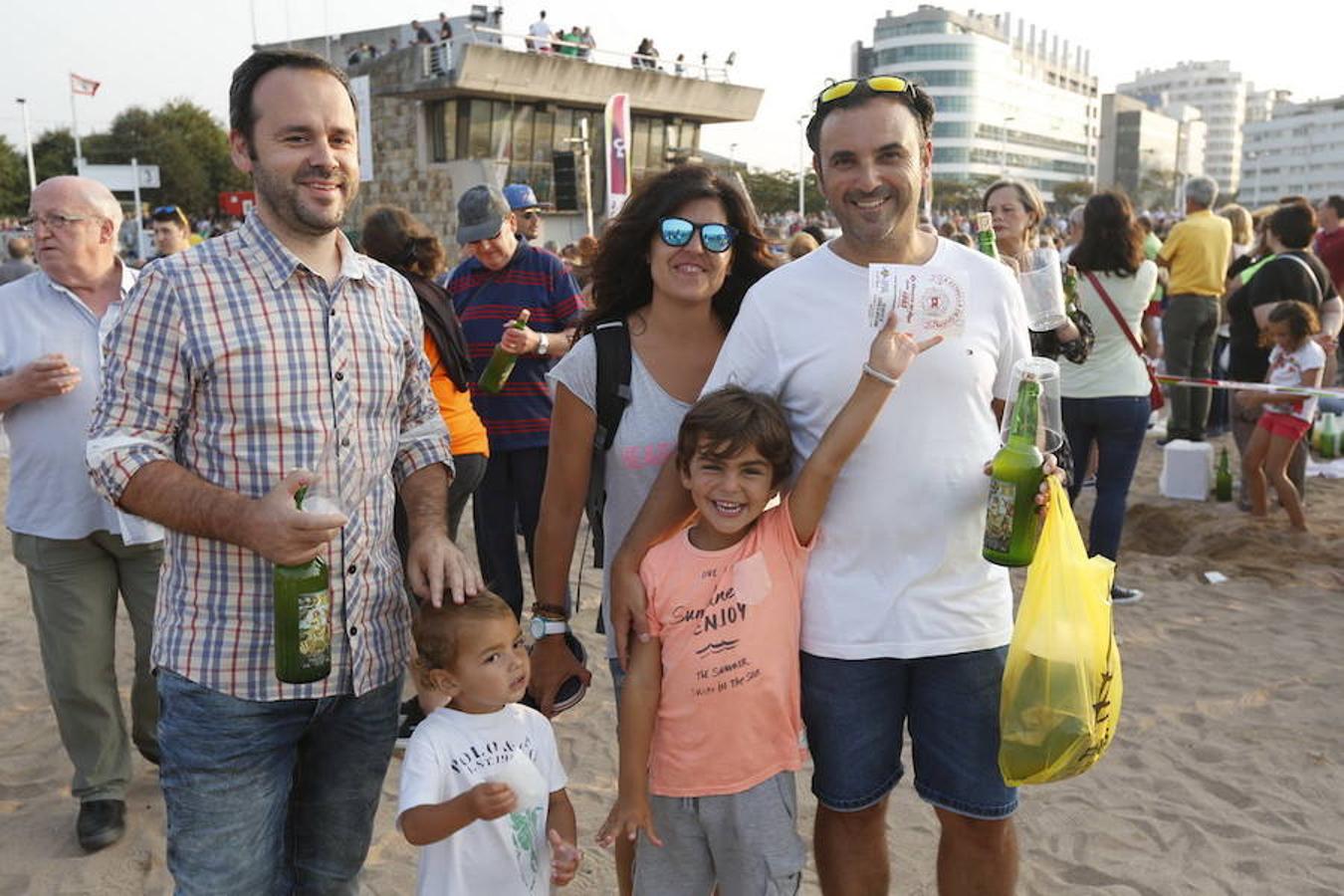 ¿Estuviste en el récord de escanciado simultáneo de 2017? ¡Búscate! (9)