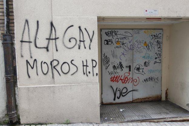 Pintadas en la calle Costanilla de la Fuente Vieja, arriba. Debajo, tuit islamófobo de Frente Gijón Femenino.