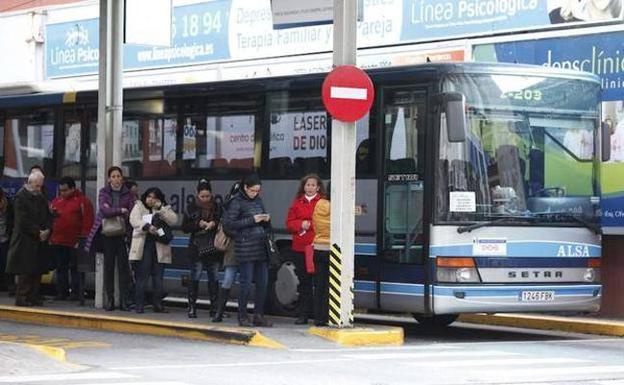 Un conductor de autobús retiene al pasaje para dar con el ladrón de una mochila