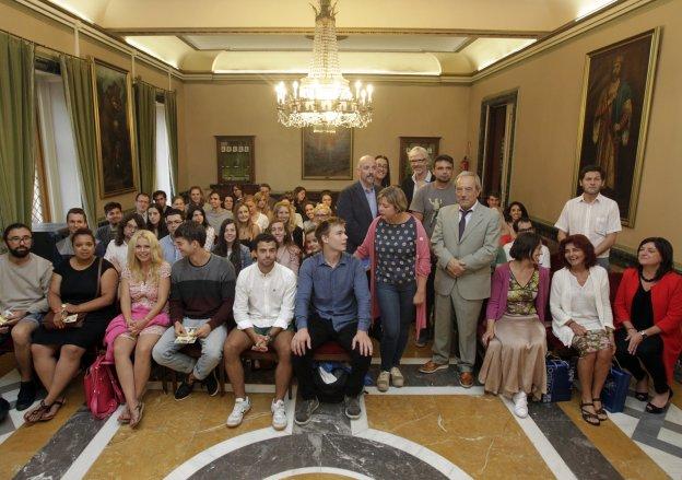 Taboada, López y Álvarez, con los estudiantes en el salón de Plenos. 