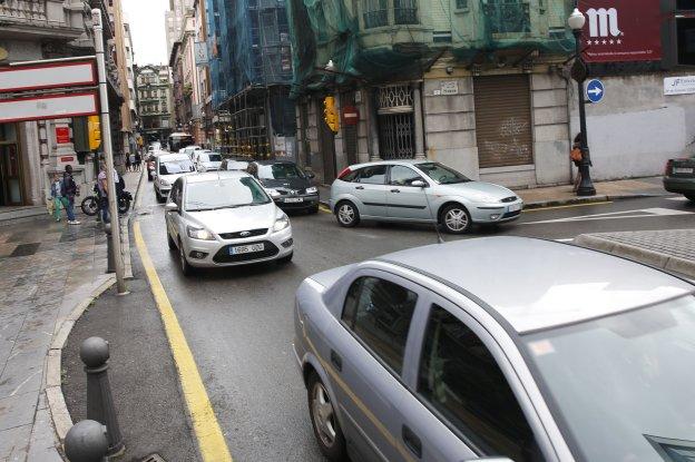 Decenas de coches tuvieron que detenerse a la altura de calle Munuza. 