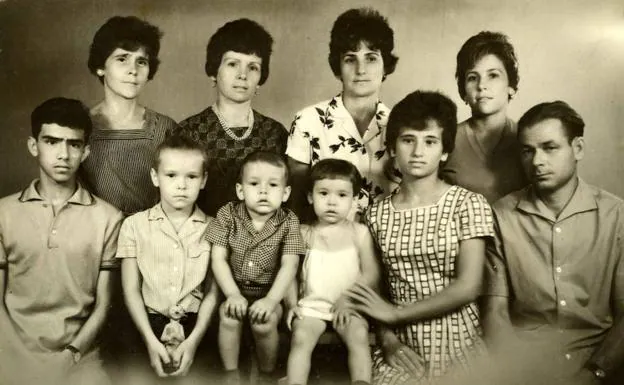 Las hermanas García Vigil y su familia.