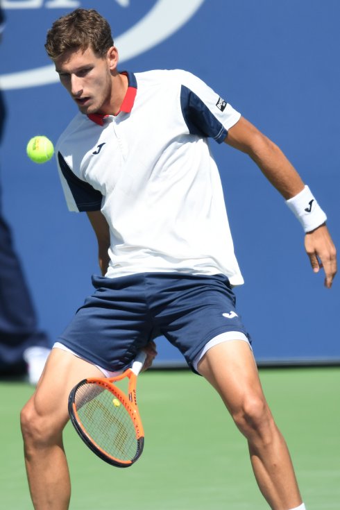 Carreño golpea la pelota entre las piernas durante el partido de ayer en Nueva York contra el francés Nicolas Mahut. 