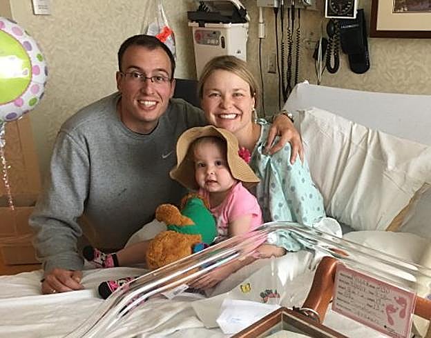 Diego y Rachel, con sus dos hijas, Anna, la mayor, y Emma.