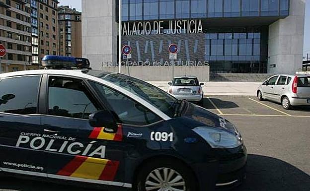 Detenido por insultar y agredir a dos homosexuales con los que coincidió desayunando en Gijón