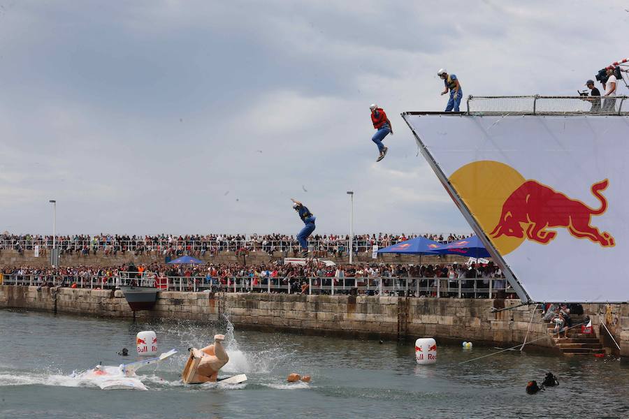 Miles de personas abarrotan el Puerto Deportivo para disfrutar de la competición