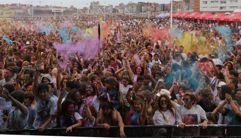 Cientos de personas se congregaron en la explanada de Poniente para despedir el verano con música y color