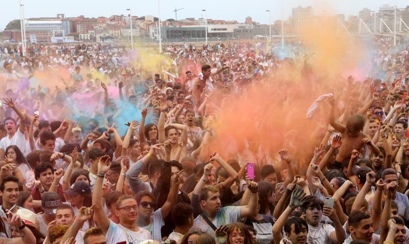 Cientos de personas se congregaron en la explanada de Poniente para despedir el verano con música y color