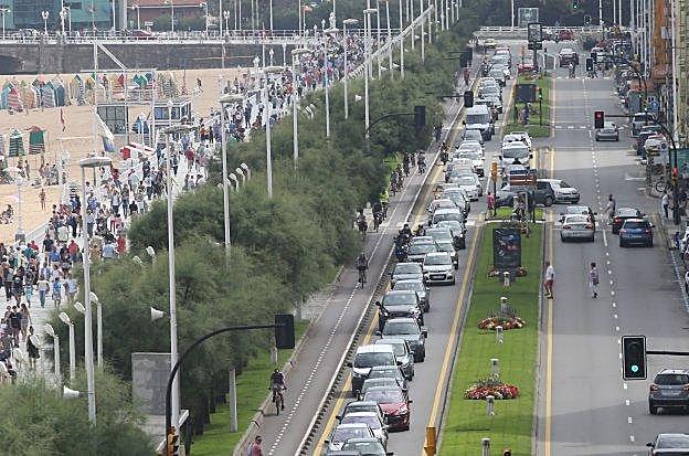 Atascos en el Muro en dirección al centro durante las horas centrales del día. 