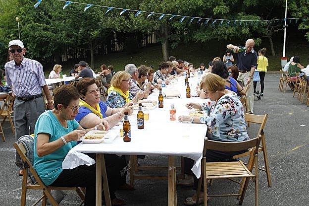 El patio del colegio se llenó para cerrar las fiestas con una fabada popular. 