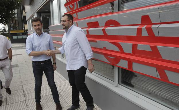 Imagen. Los candidatos, a su llegada a la sede de la FSA en Oviedo.