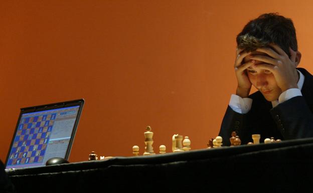 Un joven juega contra un ordenador.
