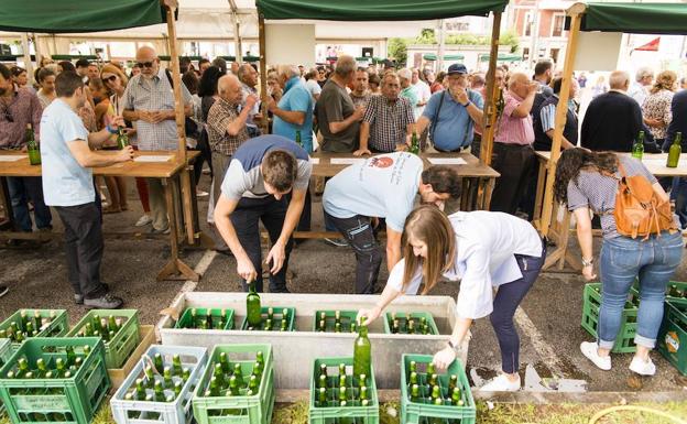 Cerca de un millar de personas degustaron las 1.416 botellas de sidra casera que se distribuyeron.