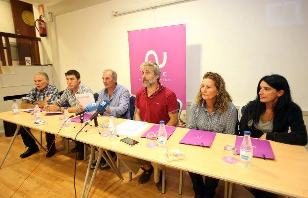 Por la izquierda, Anselmo García, Miguel Ángel Capellín, Alfonso Artidiello, Xuan Valladares, Almudena González y Violeta Muñiz, durante la rueda de prensa celebrada en Oviedo. 