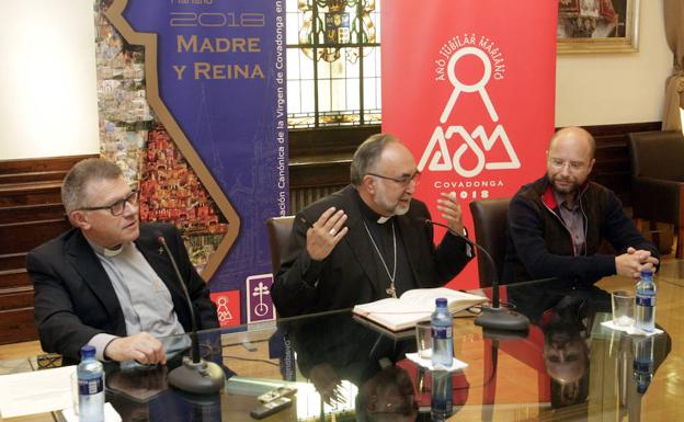 Adolfo Mariño, Jesús Sanz Montes y Javier Bueno, durante la presentación.