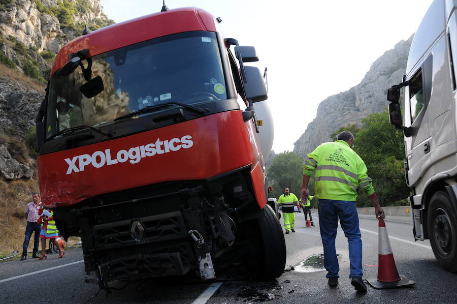 Las víctimas son de origen francés. El suceso ha ocurrido en la N-1 al colisionar su coche con un camión