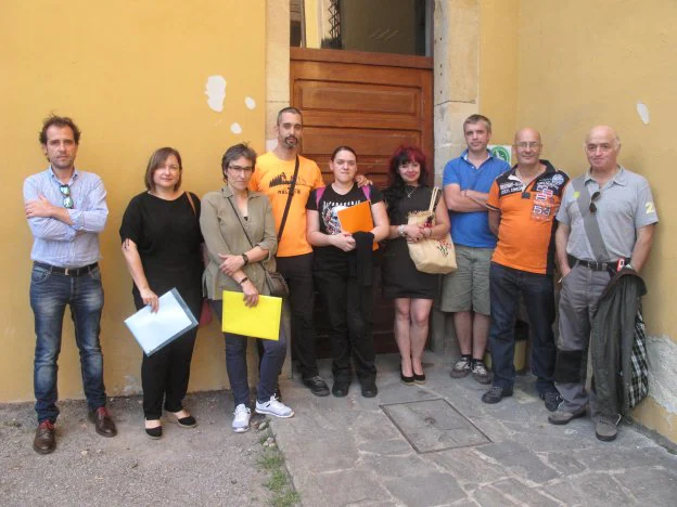 Varios de los miembros de la asociación ante el Centro Cultural Capistrano, antes de la celebración de la primera asamblea. 