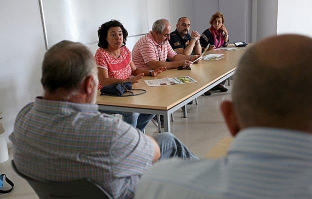 Reunión ayer en el Ateneo de La Calzada. 