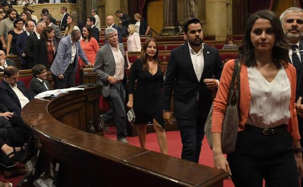 Imagen principal - Cs, PSC y PP abandonan el pleno; Forcadell escucha a los diputados y el resultado de la votación. 