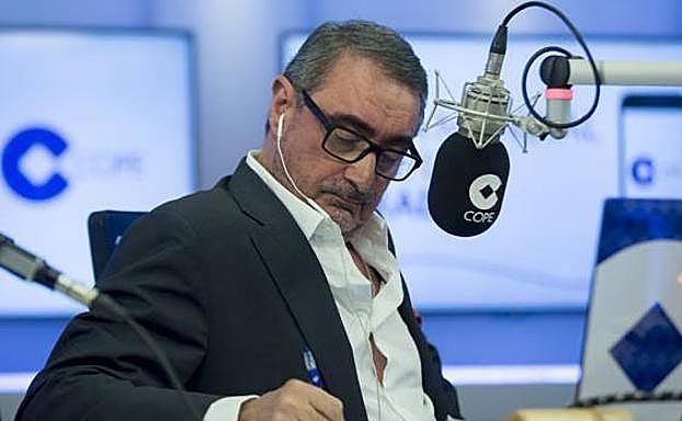 Carlos Herrera conduce el programa radiofónico Herrera en Cope. 