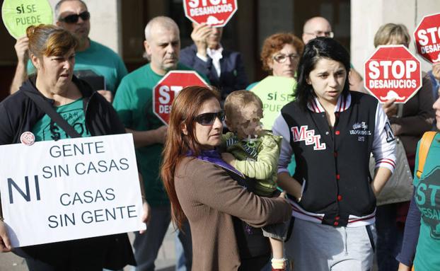 Miembros de la Plataforma de Afectados por la Hipoteca de Asturias paralizan el desahucio en Mieres. 