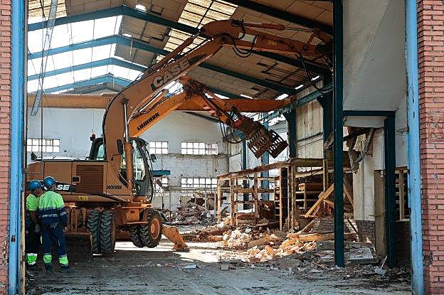 Maquinaria en el interior de una de las naves. 