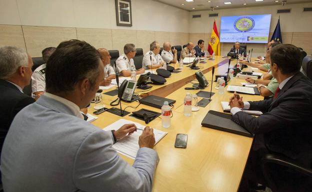 Reunión del Ministerio del Interior para medidas de seguridad y contra el terrorismo.