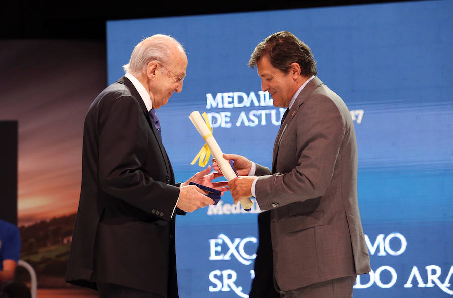 El Principado entrega las Medallas de Asturias a la Unidad Canina de Rescate del Principado, la de la red de profesionales y centros de Atención Primaria, a Mario García y al empresario y coleccionista de arte, el asturmexicano Plácido Arango.