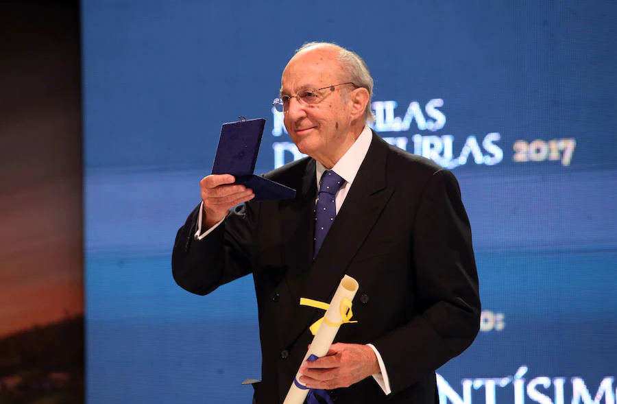 El Principado entrega las Medallas de Asturias a la Unidad Canina de Rescate del Principado, la de la red de profesionales y centros de Atención Primaria, a Mario García y al empresario y coleccionista de arte, el asturmexicano Plácido Arango.