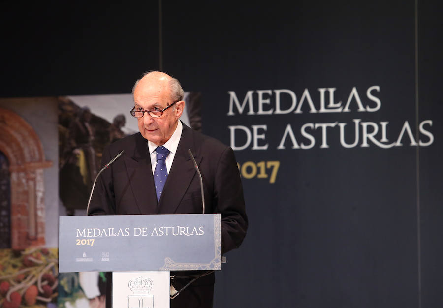 El Principado entrega las Medallas de Asturias a la Unidad Canina de Rescate del Principado, la de la red de profesionales y centros de Atención Primaria, a Mario García y al empresario y coleccionista de arte, el asturmexicano Plácido Arango.